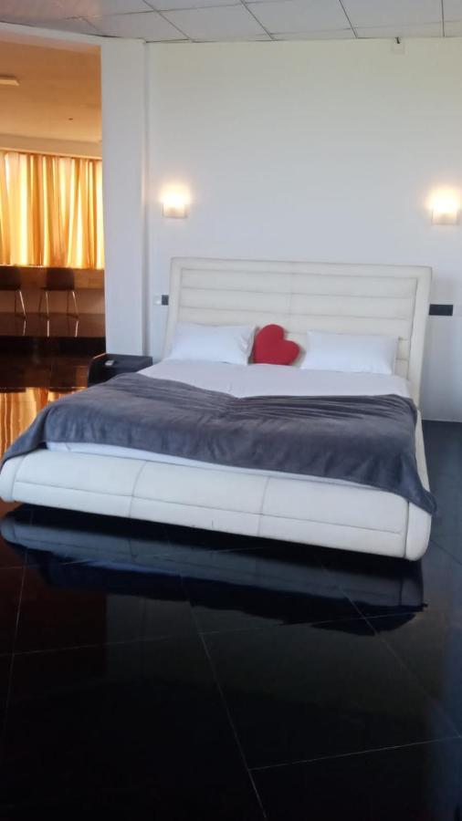 Qiqi Airport Villa Katunayaka Екстериор снимка